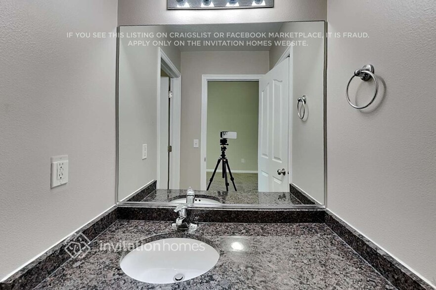 Building Photo - 4581 W Mina Deoro Dr