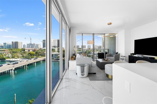 Building Photo - 9521 E Bay Harbor Dr