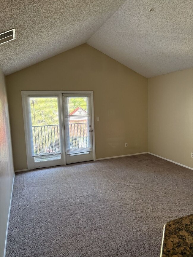 Building Photo - Spacious 1 bedroom/1 bathroom condo at Oasis at Pearl Lake