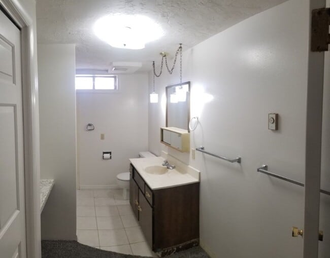 Building Photo - 4 Bed, 3 Bath HOME in Rexburg