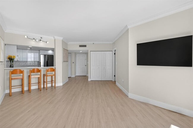 Building Photo - 540 Brickell Key Dr