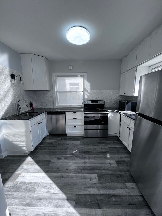 Building Photo - AVAILABLE August 3st - 3 bed 1 Bath Home!