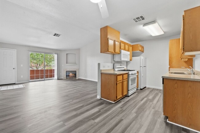 Building Photo - 2 Bedroom, 2 Bath Condo Near Nellis Air Fo...