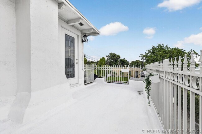 Building Photo - 412 El Prado