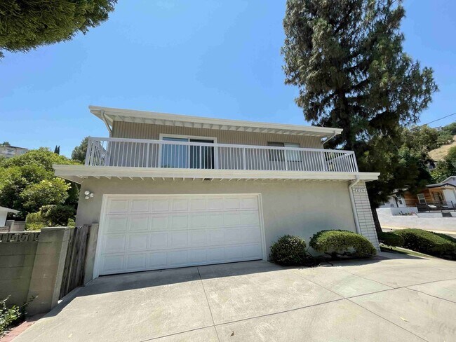 Building Photo - SOUTH OF THE BLVD. HOME IN WOODLAND HILLS!