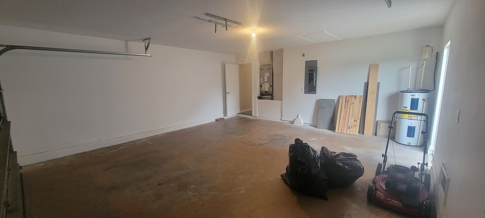 Garage - 2185 N Normandy Blvd