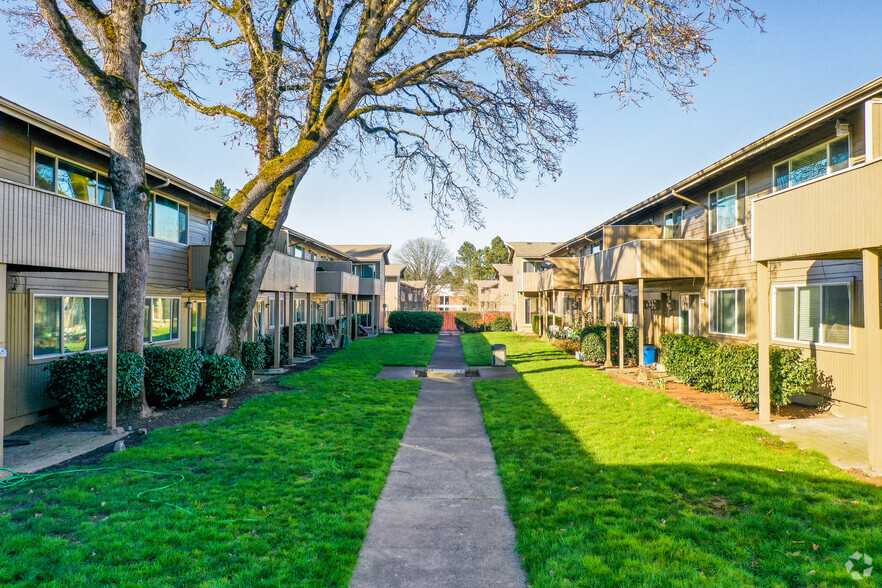 Building Photo - Country Oaks