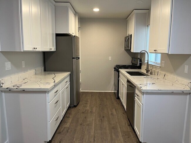 Building Photo - Nice remodeled studio in prime location