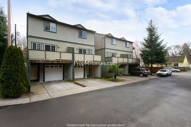 Building Photo - 3 Bedroom Townhome in SE - Two Primary Sui...