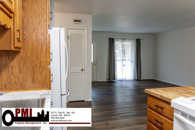 Building Photo - 8030 N Hazelwood Dr