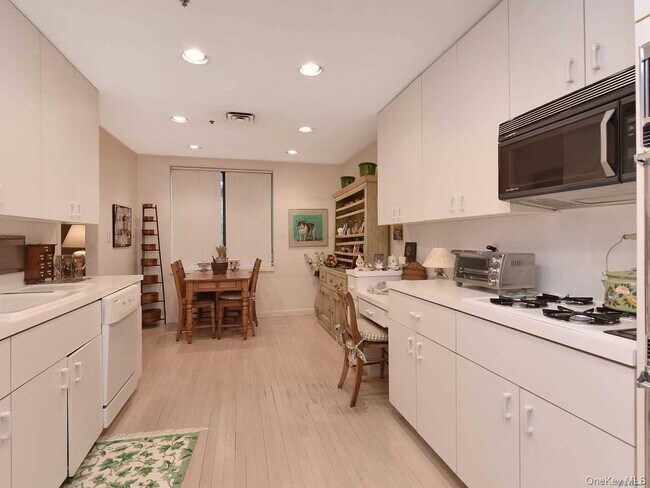 Building Photo - 123 Middle Neck Rd