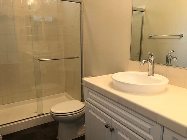 Building Photo - Stunning 4-Bedroom Home in the Desirable Gated Community of Laurel Point