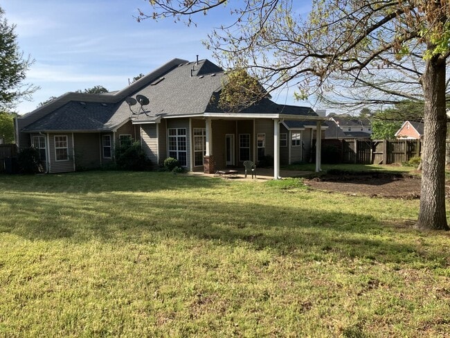 Building Photo - 114 W Shore Dr