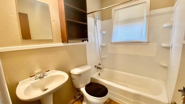 Building Photo - $0 First Month's Rent / $0 Deposit at Move-in