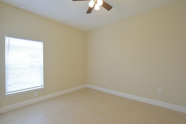 Building Photo - 517 Blackbird Ln