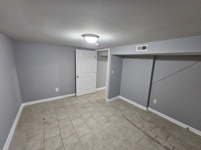 Building Photo - Recently Updated 3 Bedroom/ 1.5 Bathroom T...
