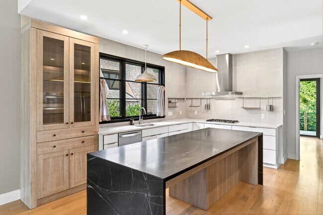 Building Photo - Stunning Luxury Home in the Village of Che...