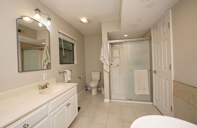 Building Photo - Updated 4 bedroom home in Bluewater Bay!