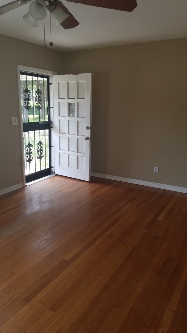 Building Photo - Three Bedroom One Bathroom House