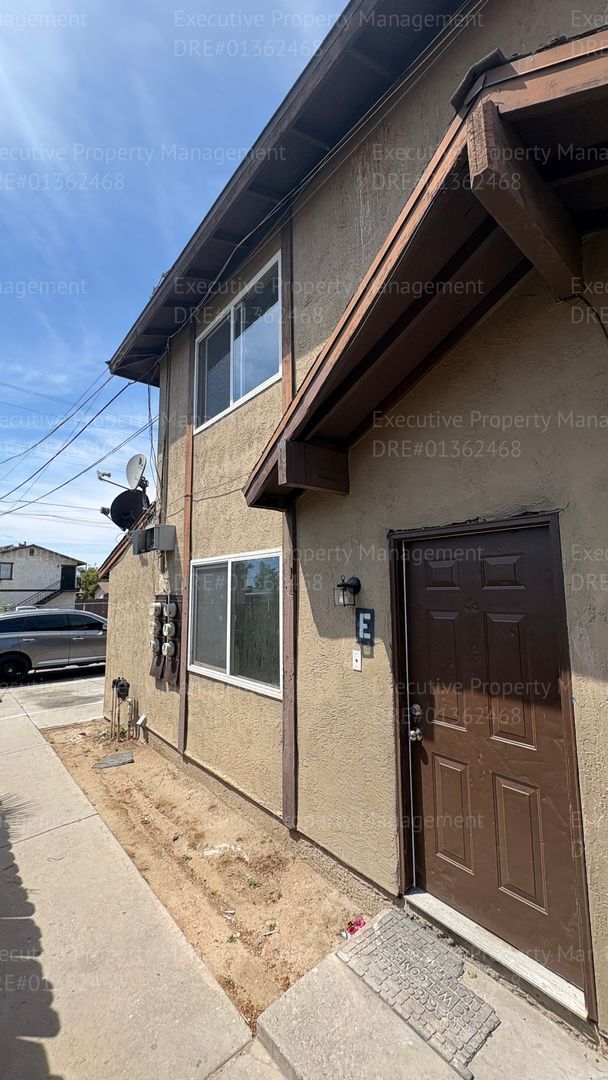 Building Photo - 2 bedroom 1.5 bathroom townhome (Move In Special Available OAC)