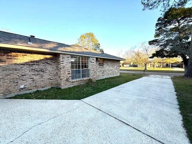 Building Photo - Spacious 3BR/2BA in Brookhollow – New Roof + All Appliances Included