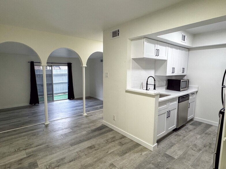 Primary Photo - 170 De Chantle Rd