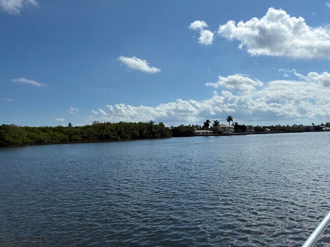 Building Photo - 650 Horizon St E