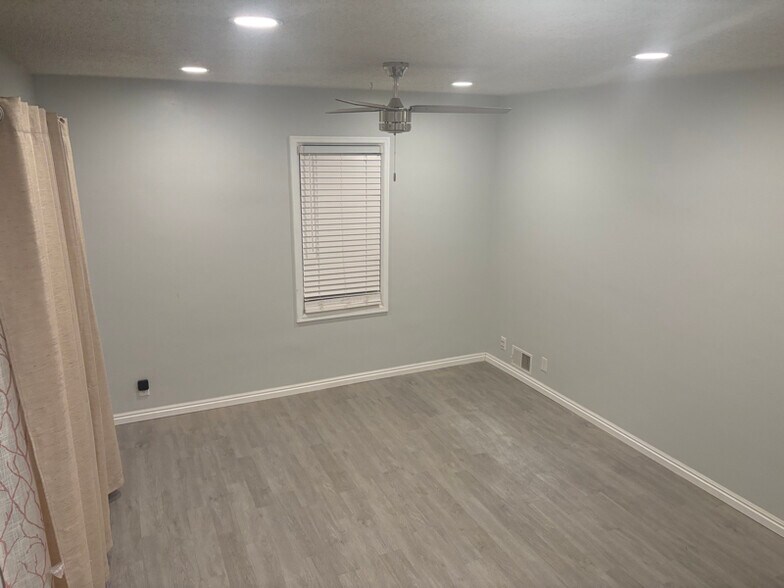 Building Photo - 8757 W Helen Dr