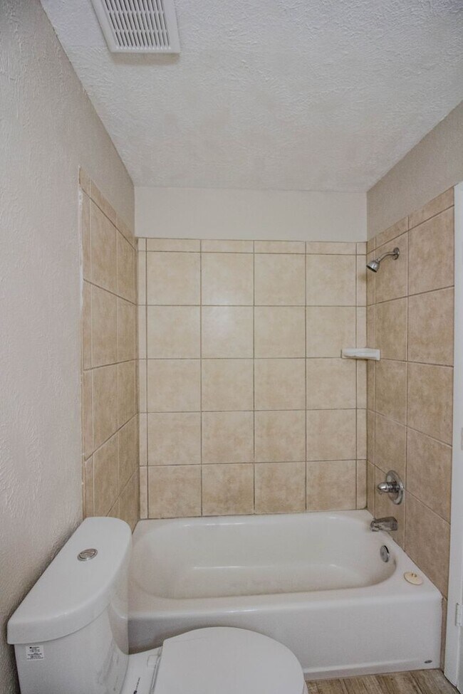 Building Photo - 203 N Scenic Dr