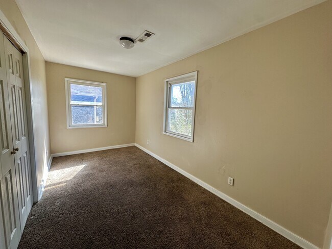 Building Photo - 408 Midway St