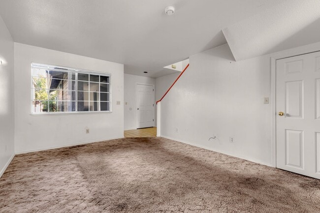 Building Photo - One car garage Townhouse