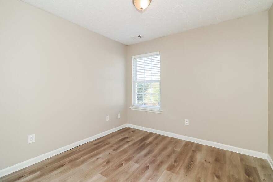 Building Photo - 248 Silver Ridge Dr