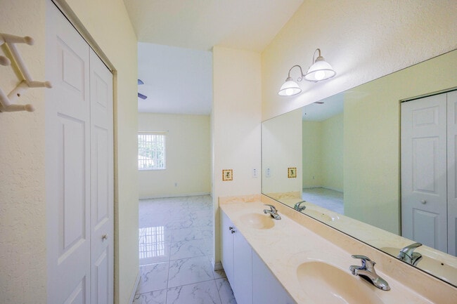Building Photo - 5441 Via Delray Blvd