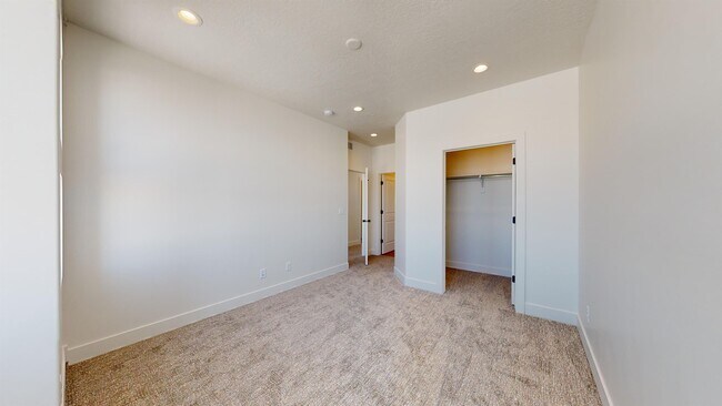 Building Photo - 547 W 1810 N