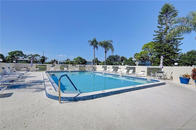 Building Photo - 1564 SE Royal Green Cir