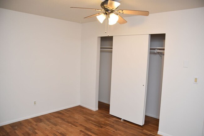 Building Photo - 3 Bedroom 1 Bath University Place Rambler on Quiet Cul De Sac