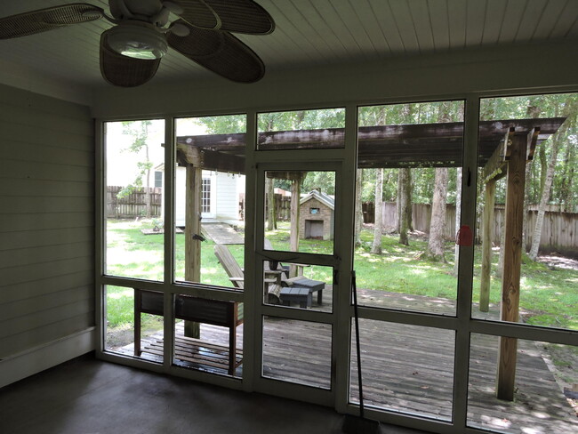 Building Photo - 124 Fairway Dr