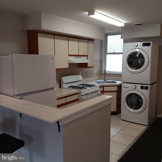 Building Photo - 1732 W Diamond St