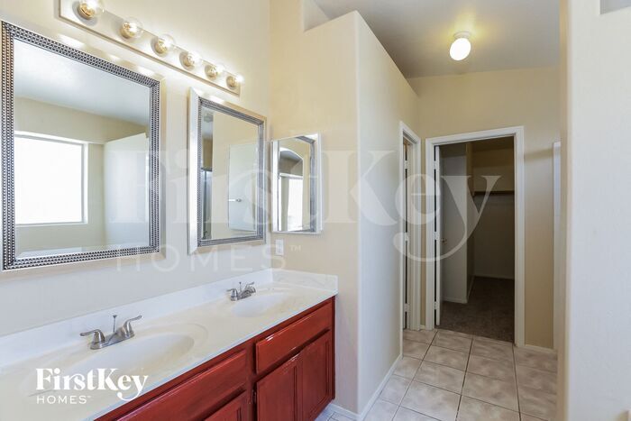 Building Photo - 912 E Baylor Ln