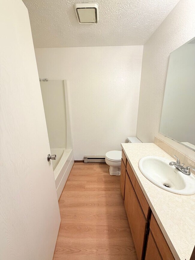 Building Photo - 217 Ash St