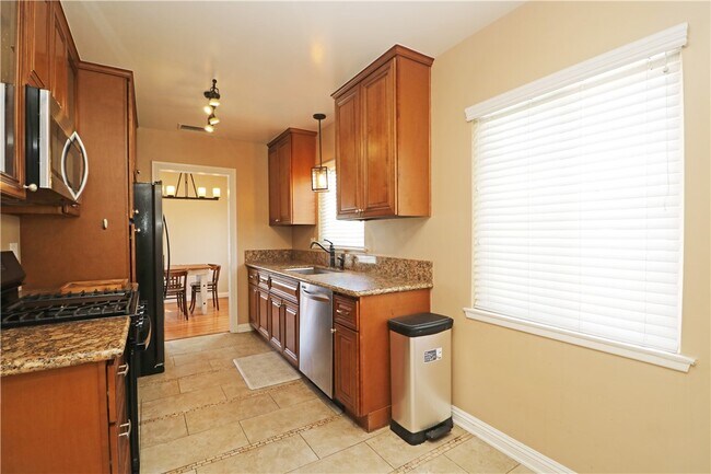 Building Photo - 412 Catalpa Ave