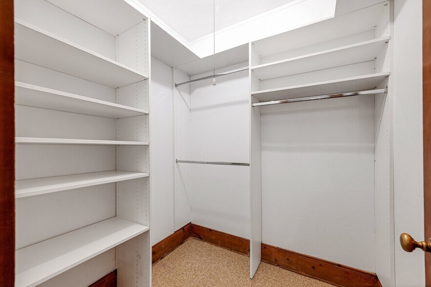 Bedroom Walk-In Closet - 82 Winsor Pl