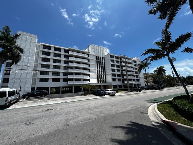Building Photo - 10101 E Bay Harbor Dr