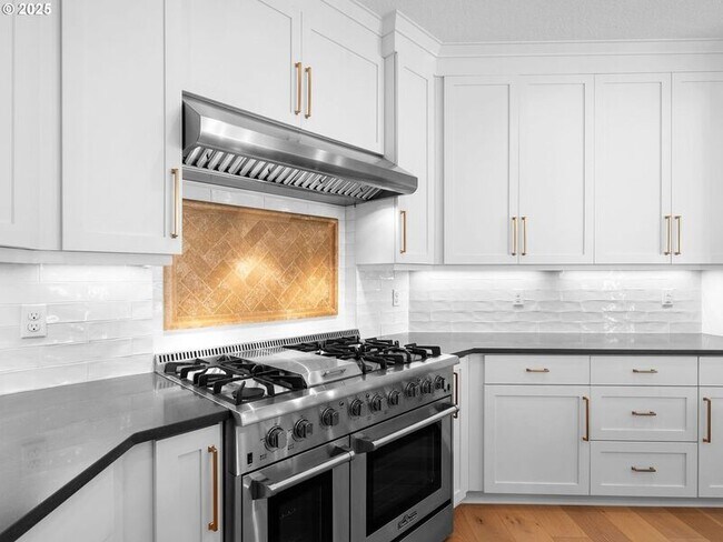 Building Photo - 9010 SW Inez St