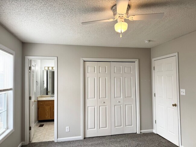 Building Photo - 3 Bedroom 2 Bathroom Open Kitchen