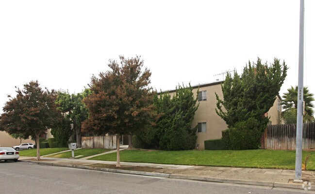 Building Photo - 10161-10163 Park Circle West