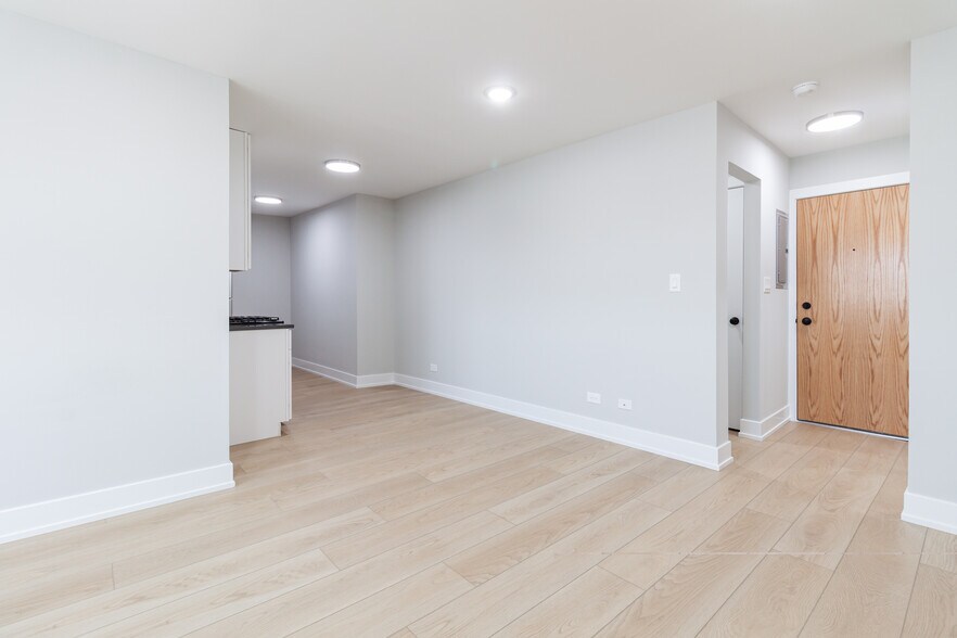 Building Photo - 531 W Aldine Ave
