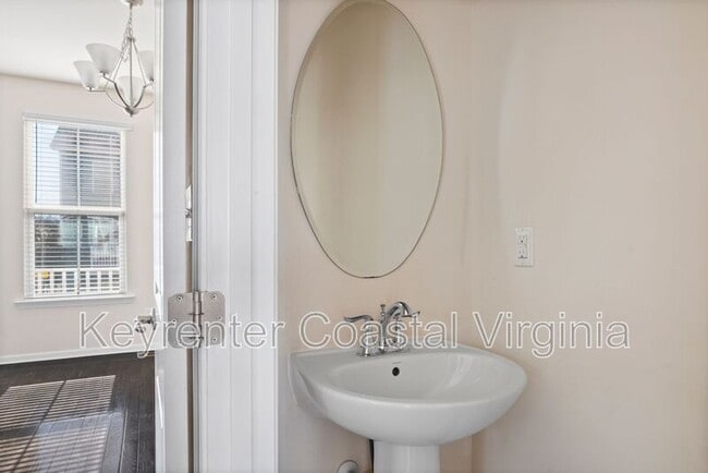 Building Photo - 516 Sloane St