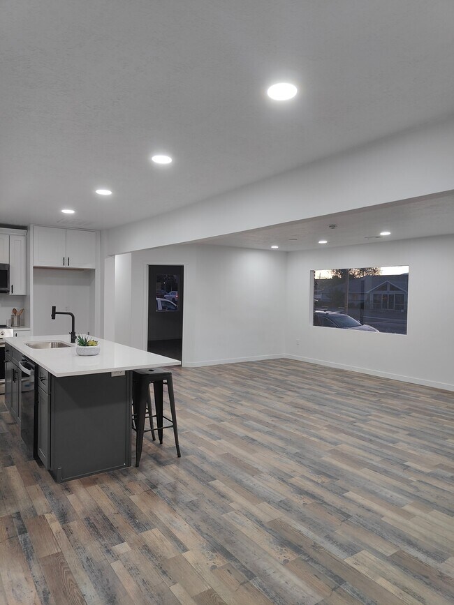 Building Photo - 8 N 100 E