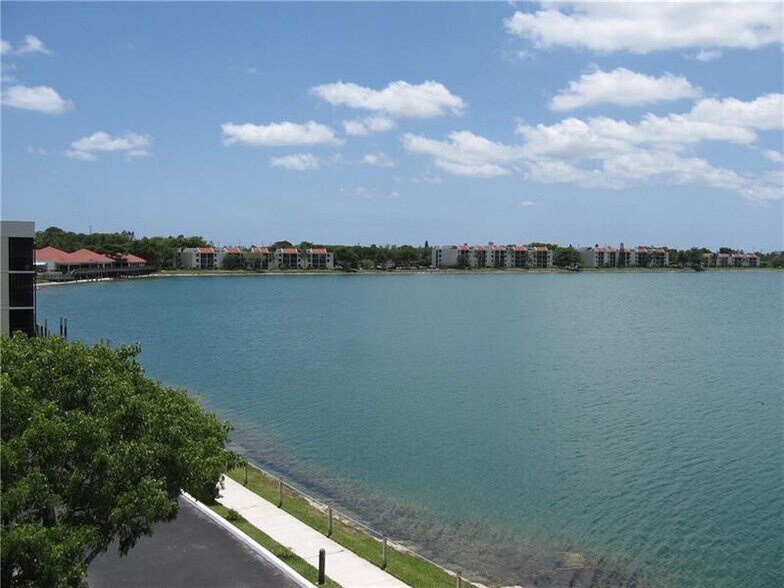 Building Photo - 109 Lake Emerald Dr